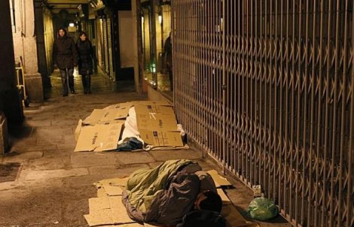 وفاة مهاجرين مغربيين يعيشون في الشارع جراء البرد القارس ببرشلونة الإسبانية