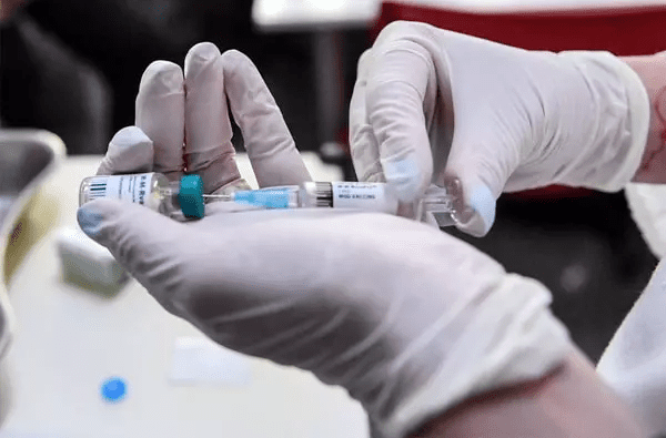ستينية تتلقى جرعتين من اللقاح المضاد لفيروس كورونا دفعة واحدة باقليم برشيد