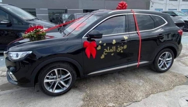 رجل تونسي يهدي زوجته سيارة رباعية الدفع بمناسبة "حق الملح" إمتنانا على مجهوداتها في شهر رمضان