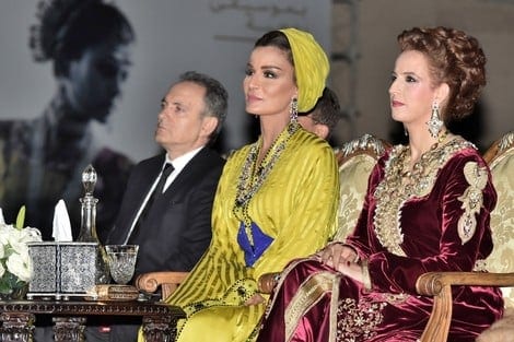 الشيخة موزة تختار قفطان مغربي بطرز الخنجر للحضور في مناسبة رسمية بدولة قطر
