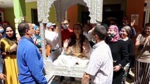 استقبال التلميذة صاحبة أعلى معدل بكالوريا في المغرب بالعمارية والرقص بمؤسستها التعليمية بمراكش