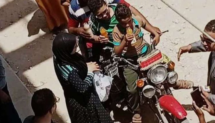 مصرية تقتل أطفالها الثلاثة بوضع السم في العصير