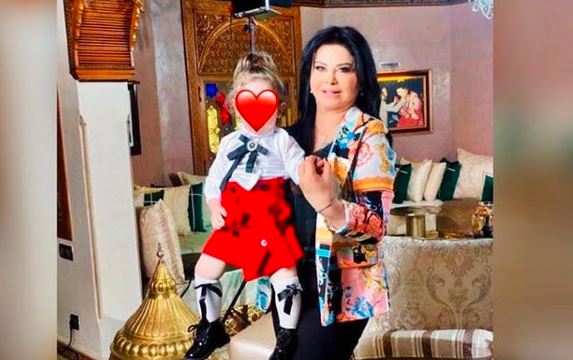 بمناسبة عيد العرش الفنانة لطيفة رأفت تنشر صورة ابنتها تحمل الراية المغربية وتعلق: علموا أبنائكم حب الوطن