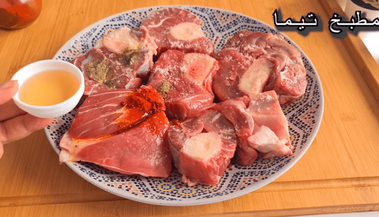لحم مشوي في طنجرة الضغط مرفوق بسلطة اللوبيا وسلطة الحمص