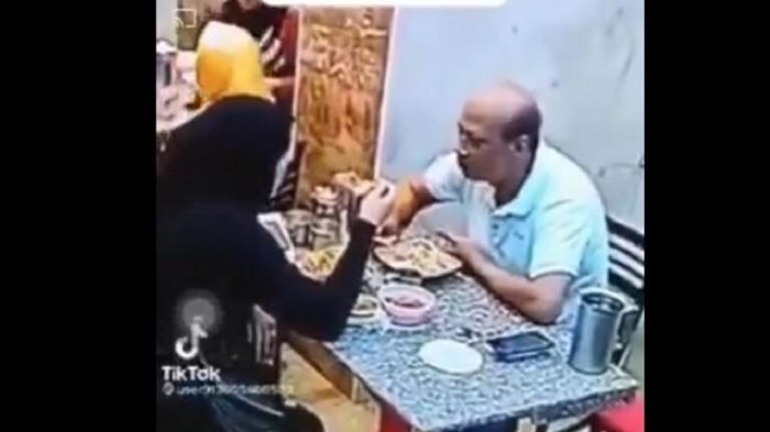فيديو لمصرية تضرب زوجها في مطعم ينتشر على مواقع التواصل الإجتماعي