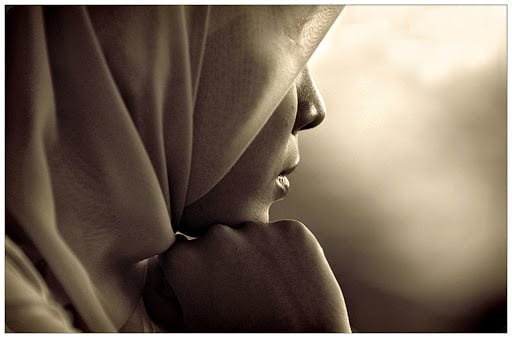 شابة مغربية تقتسم مع متابعيها صدمتها بمنعها الدخول لمطعم بسبب ارتدائها الحجاب بمدينة الرباط