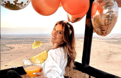 الممثلة المغربية مريم باكوش تحتفل بعيد ميلادها في منطاد