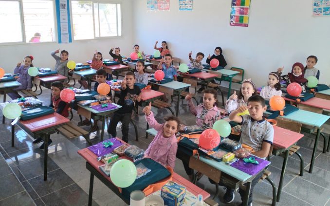 هشام الفقيه المعروف بالأستاذ "ميكي ماوس" يستقبل تلاميذه بالهدايا كعادته في كل دخول مدرسي (صور)