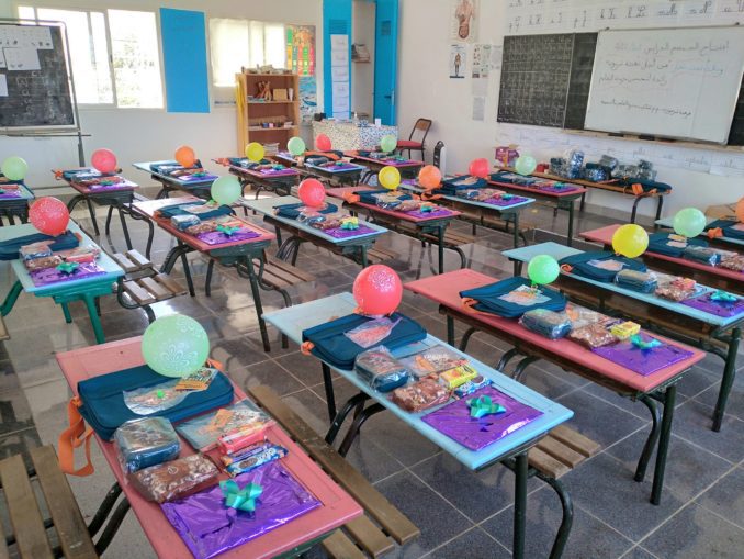 هشام الفقيه المعروف بالأستاذ "ميكي ماوس" يستقبل تلاميذه بالهدايا كعادته في كل دخول مدرسي (صور)