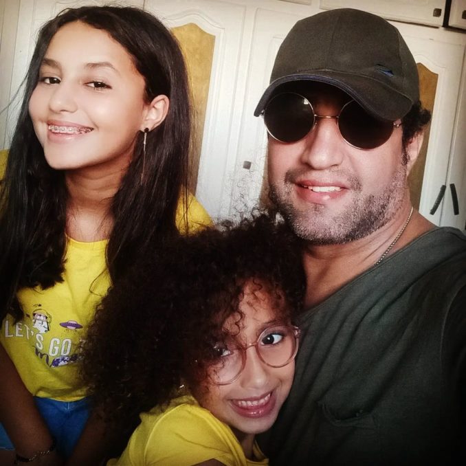 صور هشام الوالي بطل فيلم أصدقاء من كندا رفقة زوجته و بناته