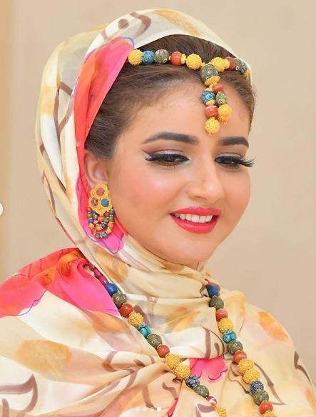 صور حياة الإدريسي المغنية المغربية رفقة ابنتها و صهرها الغيني
