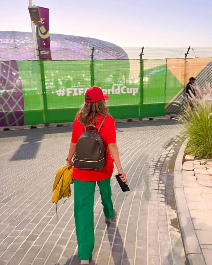 المغنية المغربية سميرة بنسعيد تدعم المنتخب المغربي في ملعب الثمامة في قطر