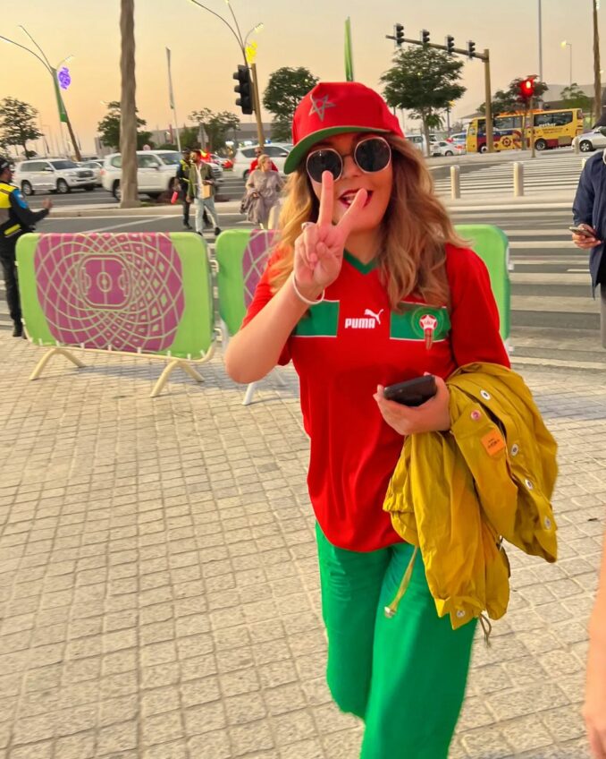المغنية المغربية سميرة بنسعيد تدعم المنتخب المغربي في ملعب الثمامة في قطر