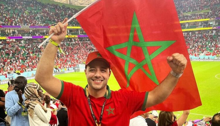 ارتدى القميص الأحمر وحمل العلم المغربي، المنشد ماهر زين يدعم أسود الأطلس من استاد الثمامة في قطر