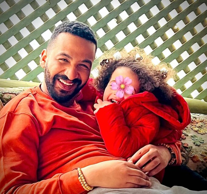 المهدي فولان ينشر صورة مع ابنته فنة: "الحب"
