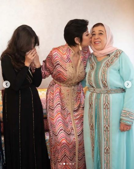 بالقفطان المغربي ليلى الحديوي تتألق رفقة أمها وابنتها