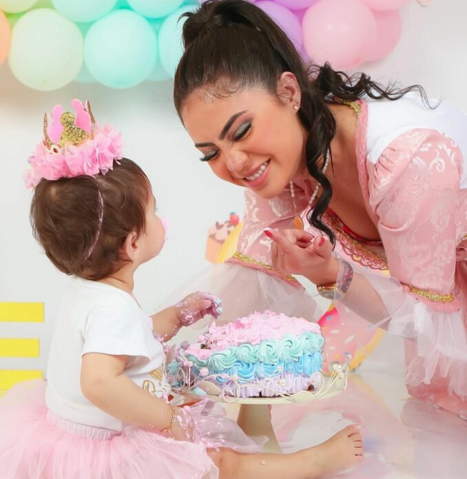 طليقة أنس الباز تكشف لأول مرة عن صور ابنتها