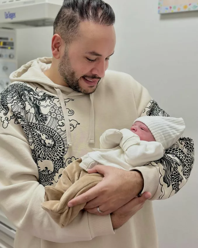 عبد الله أبو جاد و زوجته يستقبلان مولودهما الأول