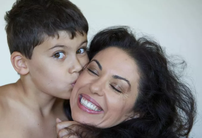 صور سمية أكعبون الممثلة المغربية رفقة زوجها و ابنها الوحيد