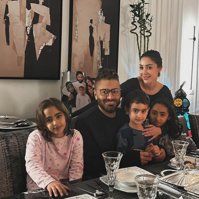 رغم انفصالهما بسمة بوسيل تجمع تامر حسني بأبنائه في أول فطور رمضاني