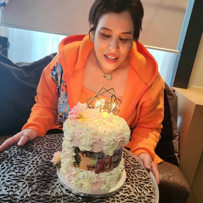 نجاة اعتابو تحتفل بعيد ميلادها تحتفل بعيد ميلادها الرابع و الستين