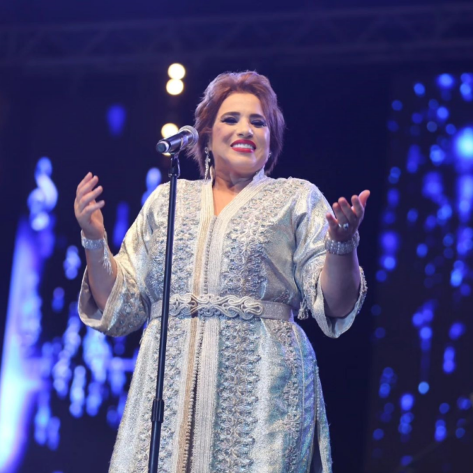 اطلالة الفنانة نجاة اعتابو بالتكشيطة المغربية في مهرجان الشواطئ بمدينة الحسيمة