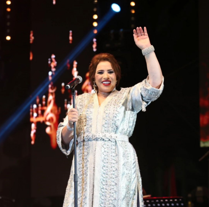 اطلالة الفنانة نجاة اعتابو بالتكشيطة المغربية في مهرجان الشواطئ بمدينة الحسيمة