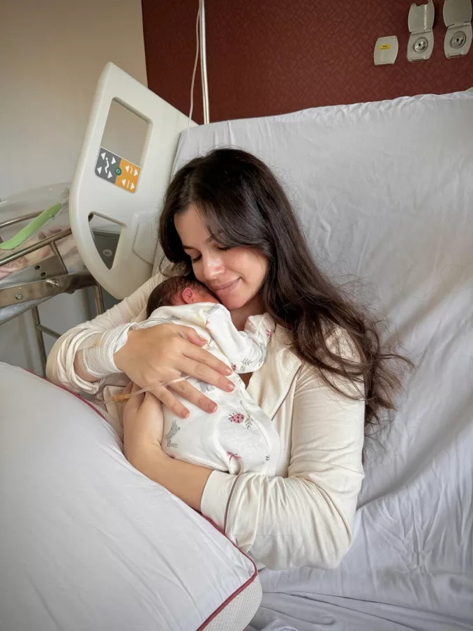 أميرة مرتضى وزوجها أسامة رمزي يرزقان بمولودتهما الأولى