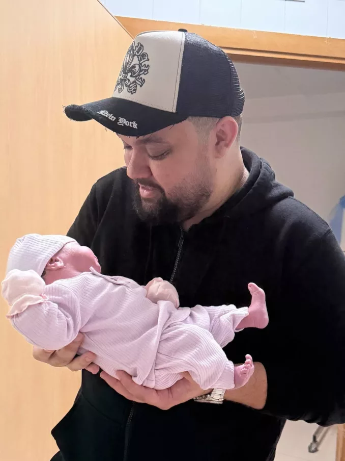 أميرة مرتضى وزوجها أسامة رمزي يرزقان بمولودتهما الأولى