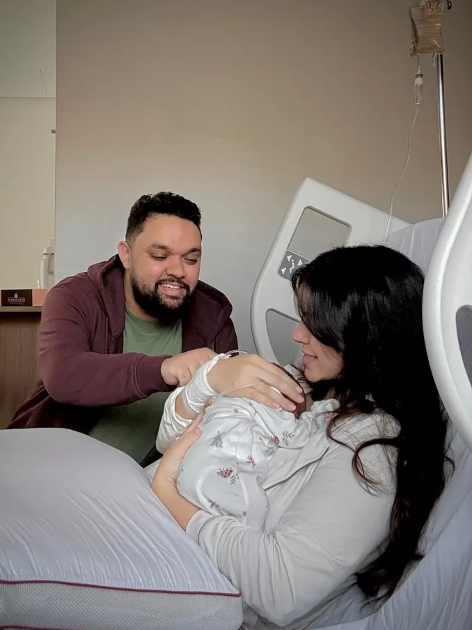 أميرة مرتضى وزوجها أسامة رمزي يرزقان بمولودتهما الأولى