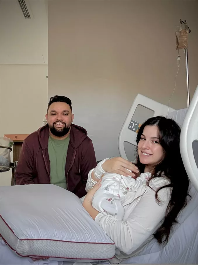 أميرة مرتضى وزوجها أسامة رمزي يرزقان بمولودتهما الأولى