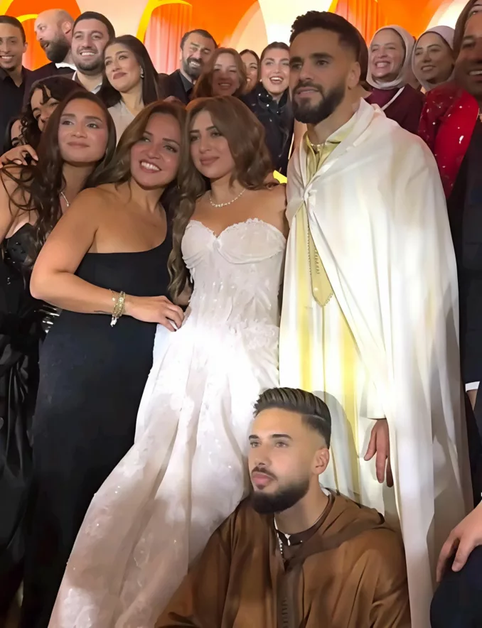 نجم المنتخب المغربي و الرجاء سابقا محمود بنتايك يدخل القفص الذهبي نجم المنتخب المغربي و الرجاء سابقا محمود بنتايك يدخل القفص الذهبي