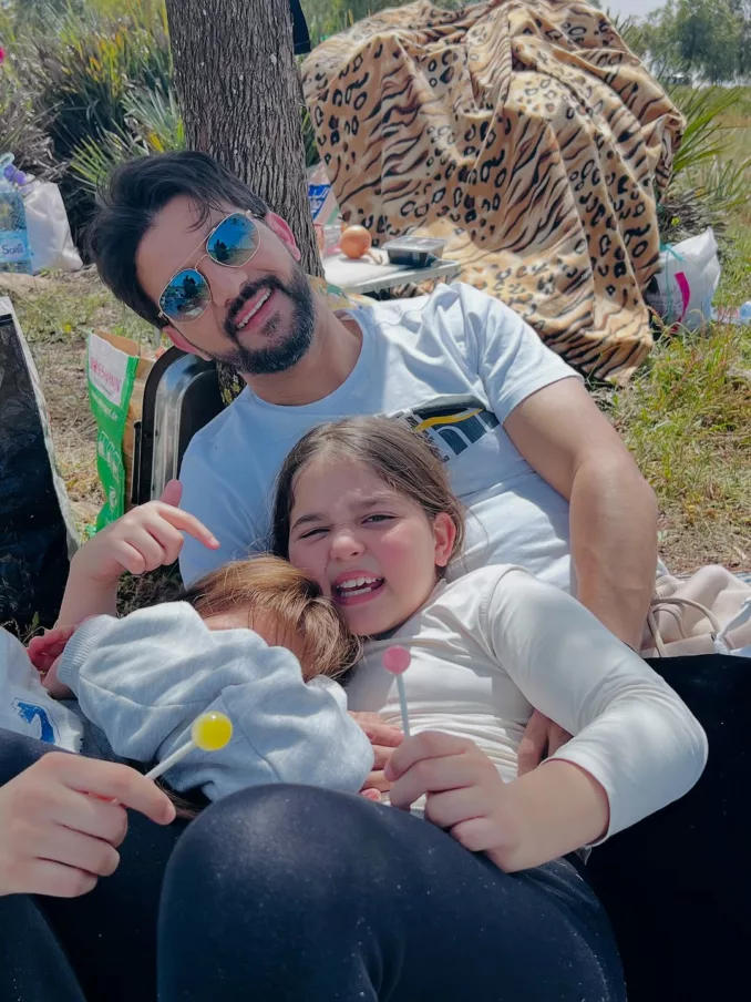 لطفي عمر يشارك جمهوره لحظة عائلية وسط الغابة لطفي عمر يشارك جمهوره لحظة عائلية وسط الغابة