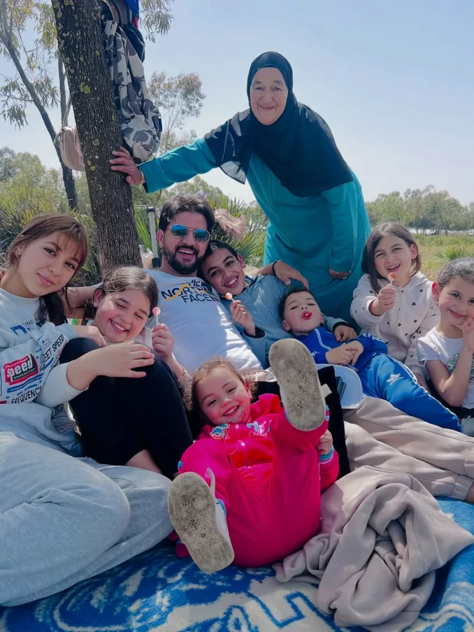 لطفي عمر يشارك جمهوره لحظة عائلية وسط الغابة لطفي عمر يشارك جمهوره لحظة عائلية وسط الغابة