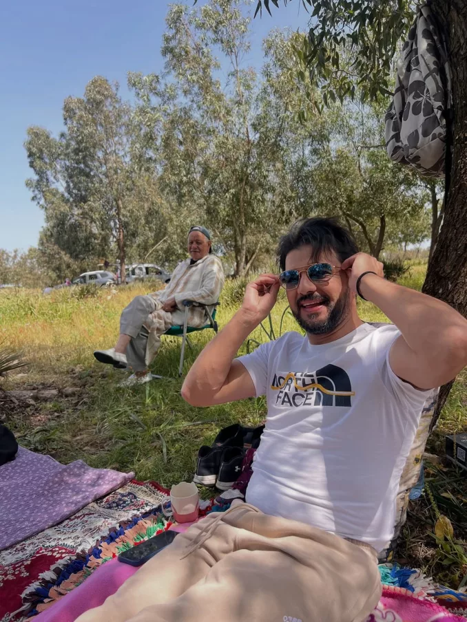 لطفي عمر يشارك جمهوره لحظة عائلية وسط الغابة لطفي عمر يشارك جمهوره لحظة عائلية وسط الغابة