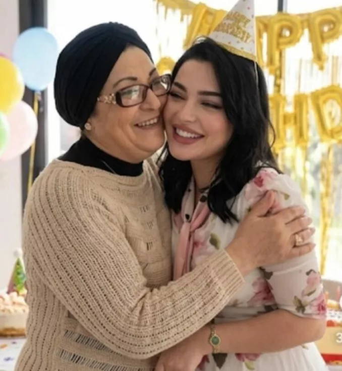 فرح الفاسي: "شحال تمنيت تكون حقيقية" في صورة مؤثرة مع والدتها فرح الفاسي: "شحال تمنيت تكون حقيقية" في صورة مؤثرة مع والدتها