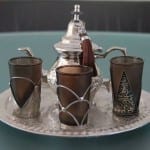 صينية الشاي المغربية وكؤوس العنبة التقليدية بشكل جديد معاصر "صور"