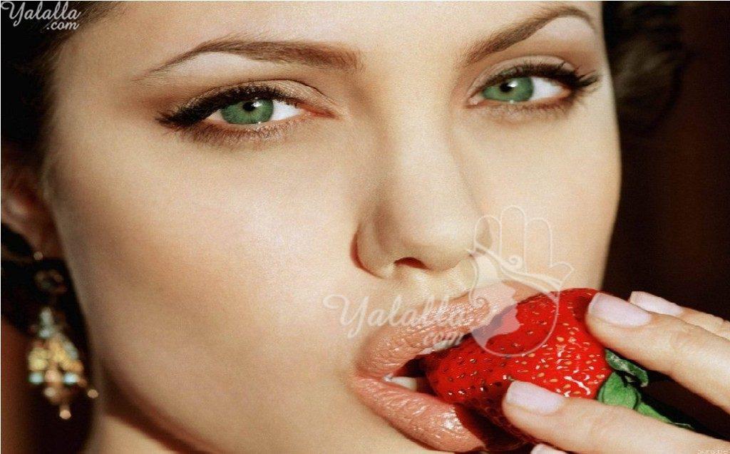 Angelina_Jolie_Strawberry_by_DDL999
