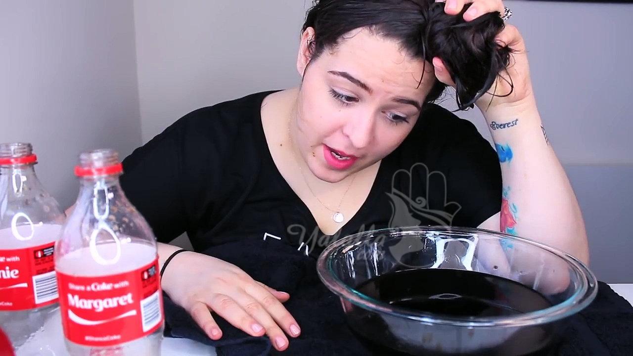 بالفيديو فتاة تغسل شعرها بالكوكا كولا و النتيجة مذهلة