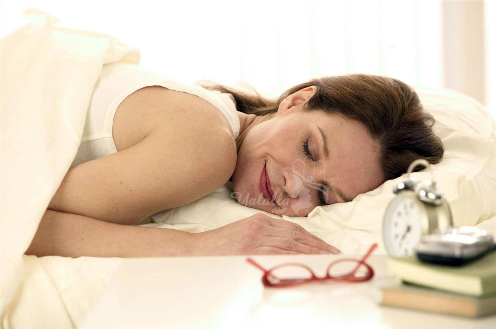 هذا ما يفعله النوم على البطن أمر خطير خصوصا على النساء