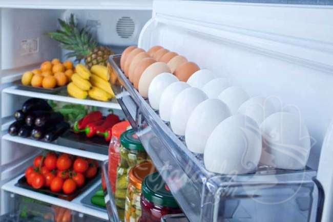 ما المكان الأنسب لحفظ البيض في الثلاجة أم خارجها؟؟