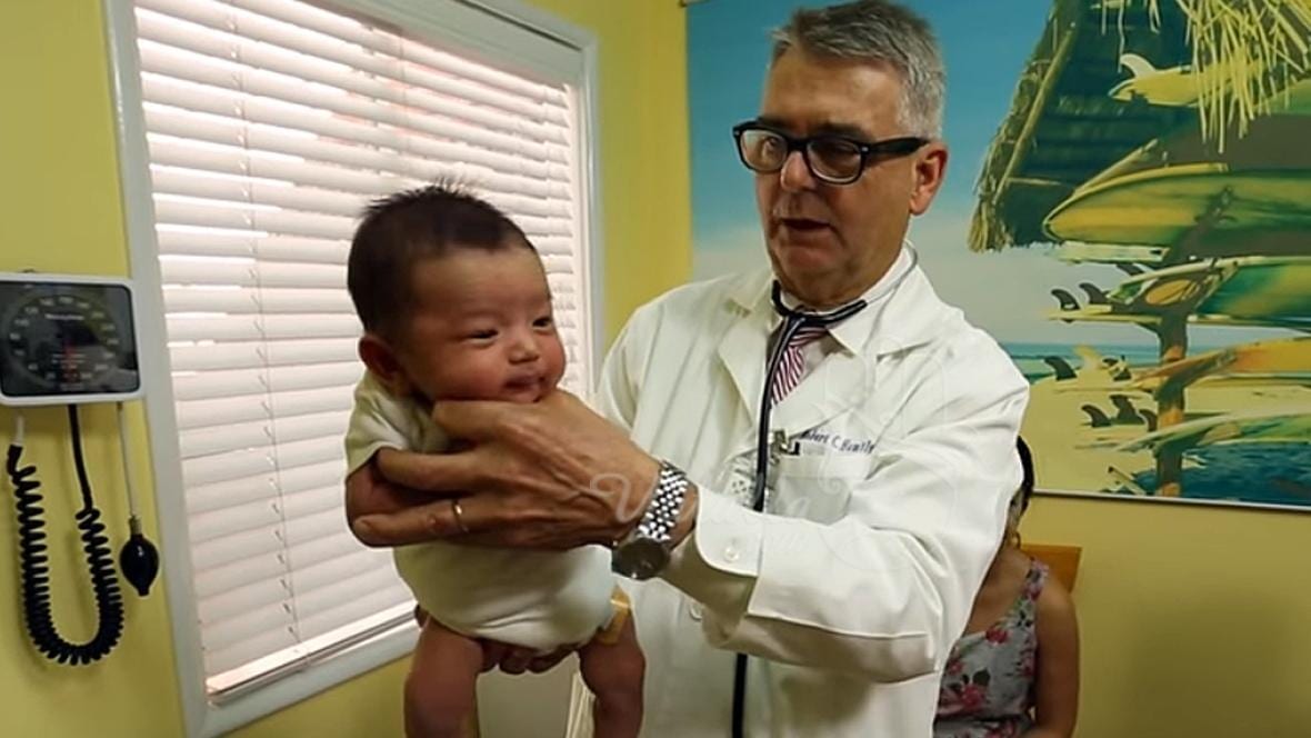 طبيب أطفال أمريكي يطلع الأمهات على سر لتهدئة بكاء الطفل_فيديو رائع