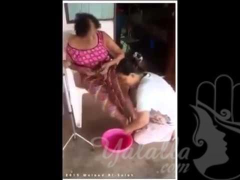 فيديو فتاة تغسل قدمي أمها المصابة بالزهايمر و هذه ردة فعل الأم...مؤثر