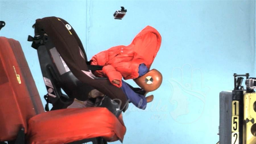 تحذير...لا تضعي طفلك في كرسي السيارة و هو يلبس معطفا شتويا_فيديو
