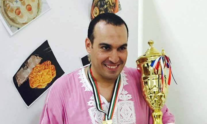 محمد عزام "بهلول "يفوز بالجائزة الاولى في تظاهرة يوم الجاليات بالامارات