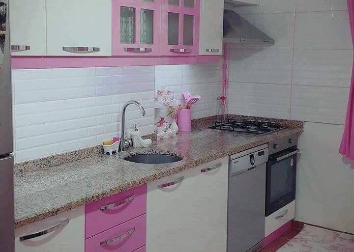 لمحبات اللون الوردي...اليك مطبخ متول و أنيق رغم صغر مساحته