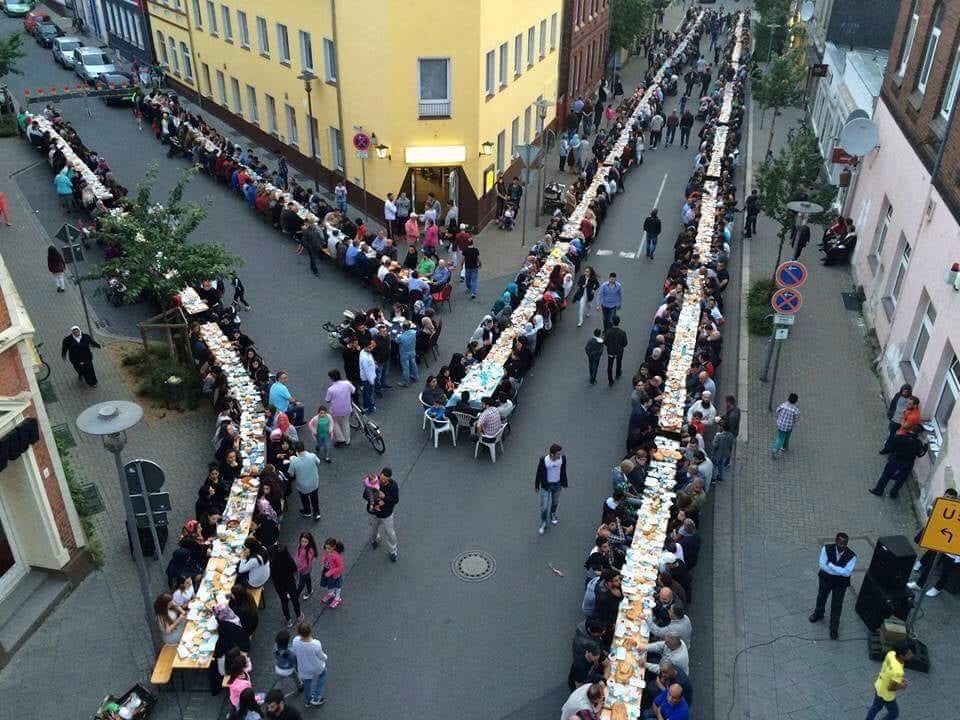 ألمانيا تساهم في افطار الاف المسلمين في شوارعها...يعجز اللسان عن التعبير
