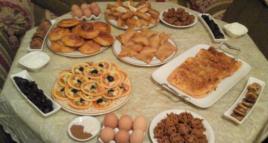 مأدبة افطار رمضاني على حقها و طريقها من الاخت خديجة لعائلتها