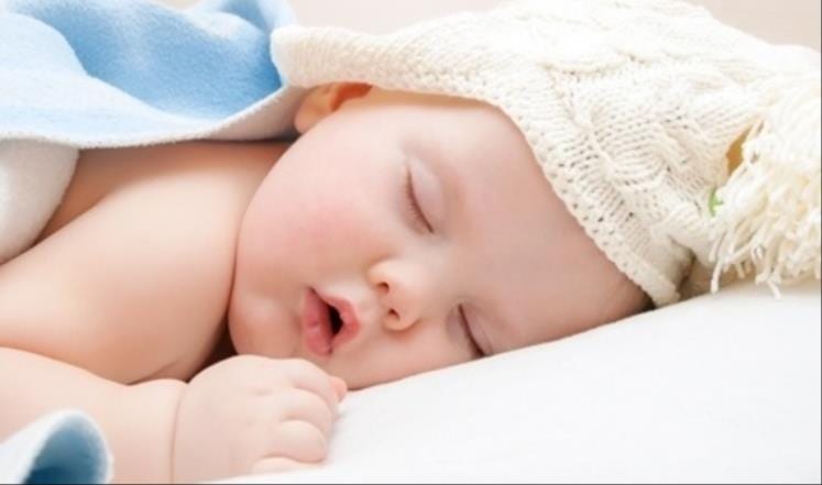 اذا وجدتك طفلك نائما بهذه الوضعية فقومي بتعديله فورا لتتفادي هذه الكارثة الصحية