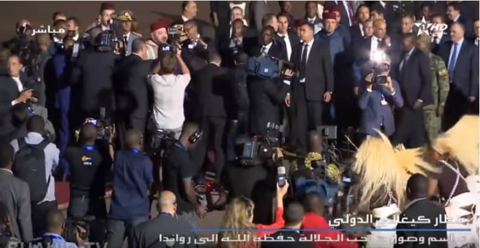 شاهد كيف استقبل الملك محمد السادس بمطار كيغالي برواندا (فيديو)